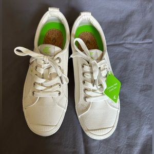 Cariuma Off-White Canvas Shoe - Womens 7